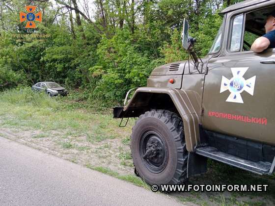 На Кіровоградщині автівка злетіла у кювет, є постраждала 